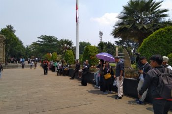 Warga antusias melihat pemakaman BJ Habibie meski panas menyengat