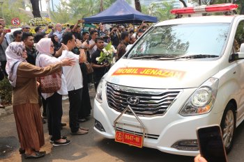 BJ Habibie wafat - warga antusias menyaksikan upacara pelepasan jenazah Habibie