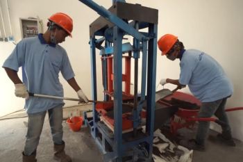 Limbah batu bara PLTU Tanjung Jati dimanfaatkan untuk paving