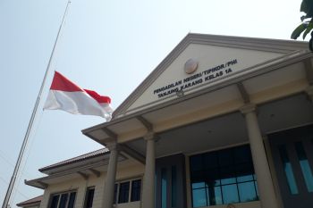 Pengadilan kibarkan bendera setengah tiang bentuk duka cita