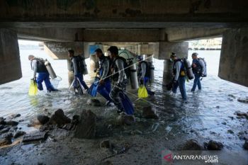 Otoritas pelabuhan Palu ajak masyarakat sadar kebersihan  laut