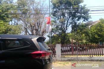 Warga Sulawesi Utara mengibarkan bendera setengah tiang untuk Habibie