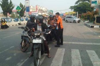 Antisipasi bahaya kabut asap, BPBD Kota Solok bagikan masker gratis kepada pengendara
