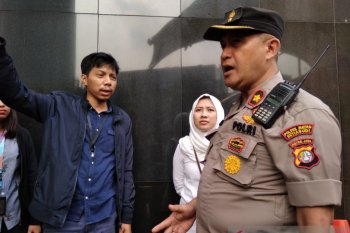 Polisi minta kain hitam yang tutupi logo KPK dibuka