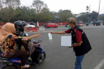 ACT Sumsel bagikan  masker ke pengendara kurangi risiko asap