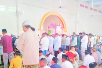 Warga muslim Biak gelar shalat ghaib mendoakan almarhum Habibie