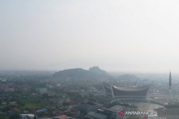 Karhutla Riau - Kabut asap selimuti Kota Padang, masyarakat dianjurkan gunakan masker