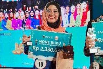 Siswi MAN 1 Kepulauan Seribu juara None Buku Berbakat 2019