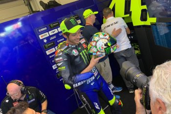 Rossi pakai helm  dengan livery spesial di GP San Marino