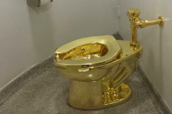 Toilet emas di Istana Inggris dicuri saat dipajang pada pameran seni