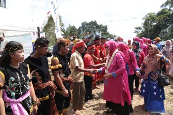 Bupati disambut tarian Dayak Meratus  di Desa Riam Adungan