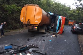 Kecelakaan bus dan truk tangki, delapan orang tewas