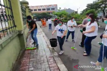 Wali murid mengusir bau tak sedap dari lokasi penampungan pencari suaka