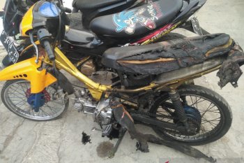 Tak terima ditilang, pengendara ini bakar sepeda motor sendiri