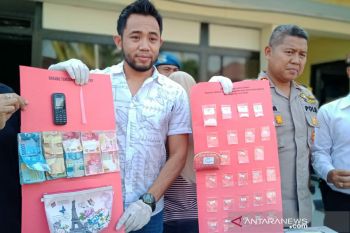 Lanjutkan bisnis sabu mendiang suaminya, Ibu Rumah Tangga diringkus polisi