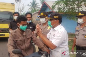 Karhutla Riau - Masyarakat Peduli Inhil bersama Polsek Tembilahan Hulu bagikan 4.000 masker