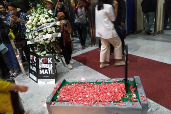 Aktivis antikorupsi lakukan aksi simbolik "pemakaman" KPK