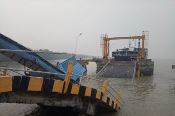 Jembatan ambruk di Pelabuhan Buton Siak, satu tenggelam belum ditemukan