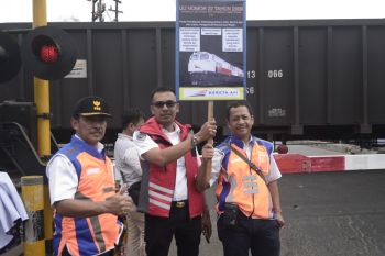 Tingkatkan keselamatan, KAI lakukan sosialisasi di perlintasan sebidang