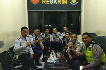 Polisi "nemplok" di kap mesin mobil jadi viral