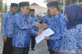 Gubernur serahkan 213 SK pengangkatan CPNS