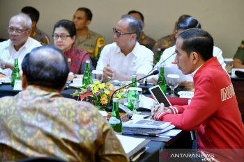 Jokowi ingatkan perangkat negara solid tangani Karhutla