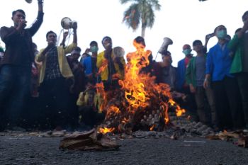 Bakar sampah di halaman kantor gubernur, BEM se-Sumbar tuntut pemerintah beri pengobatan gratis korban asap