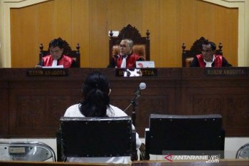 Terdakwa Liliana memaparkan asal-usul uang suap Rp1,2 miliar