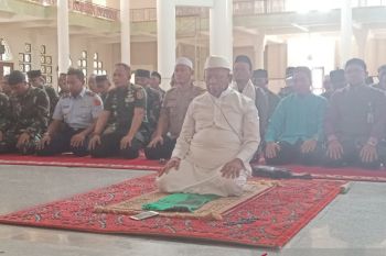 Personel TNI dan Polri di Tarakan menunaikan shalat minta hujan