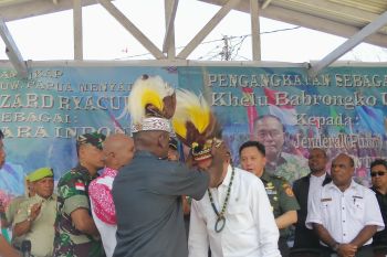Menhan Ryamizard diangkat sebagai anak adat "Babrongko Umandrow" Papua
