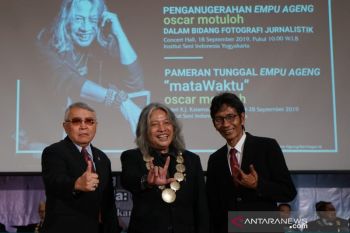 Oscar Motuloh maestro foto jurnalistik Indonesia terima gelar Empu Ageng