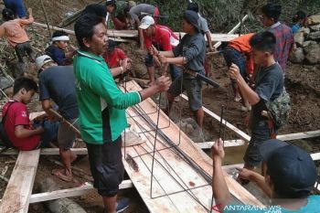 Warga Meratus HST bangun bendungan untuk sarana air bersih