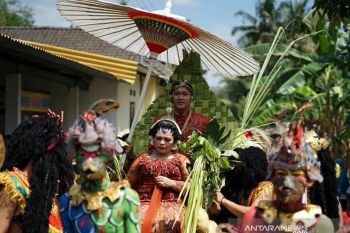 Telaah - Pernikahan dan budaya sub-urban masyarakat Magelang