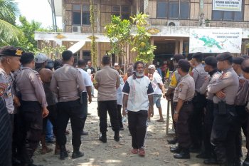 Polisi bukarkan massa di DAB Manokwari