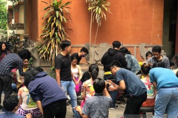 Praktik melukis tubuh diikuti puluhan mahasiswa ISI Denpasar
