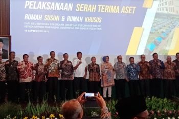 Kementerian PUPR serahkan bantuan rumah untuk Pesisir Selatan