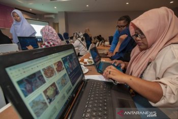 Pelatihan pengembangan web "Coding Mum" bagi penyintas bencana
