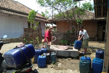 Sumur dan kolam kering, warga terpaksa gunakan air sungai