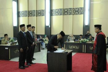 Yutris Can kembali jabat Ketua DPRD Kota Solok
