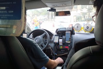 Lebih enak pakai taksi biasa atau online? bila jalan-jalan ke Shanghai