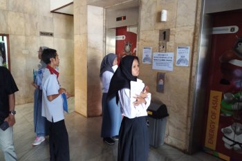 Lift Kantor Walkot Jaktim anjlok, belasan orang terjebak