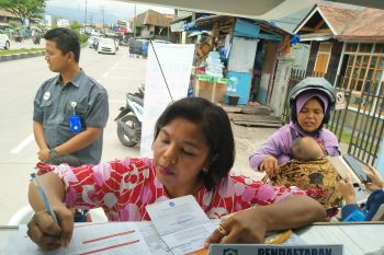 Mobil layanan keliling BPJS Kesehatan datang, warga pun senang