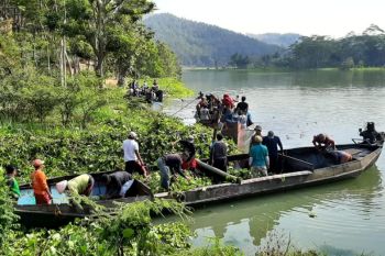 Ratusan orang bersihkan Sungai Serayu Banyumas