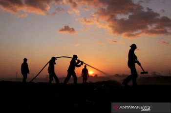 Penanggulangan kebakaran sampah TPA Antang