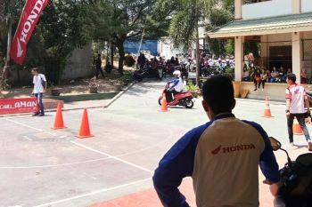 Honda 'Cari_Aman Demi Kecerdasan Bangsa' di STIFA Palu