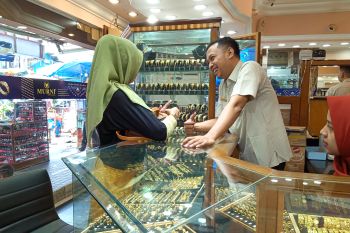 Dipengaruhi pasar global, harga emas naik di pasar Raya Padang