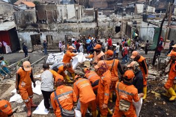 Kebakaran di Jatinegara diduga dipicu ledakan ponsel