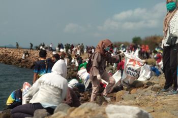 Ratusan kaum milenial ikut aksi World Clean up Day 2019