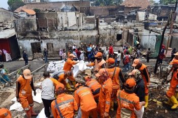 Ledakan ponsel dari salah satu rumah diduga picu kebakaran Jatinegara