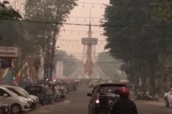 Sepanjang hari Minggu warga Jambi tak lihat matahari